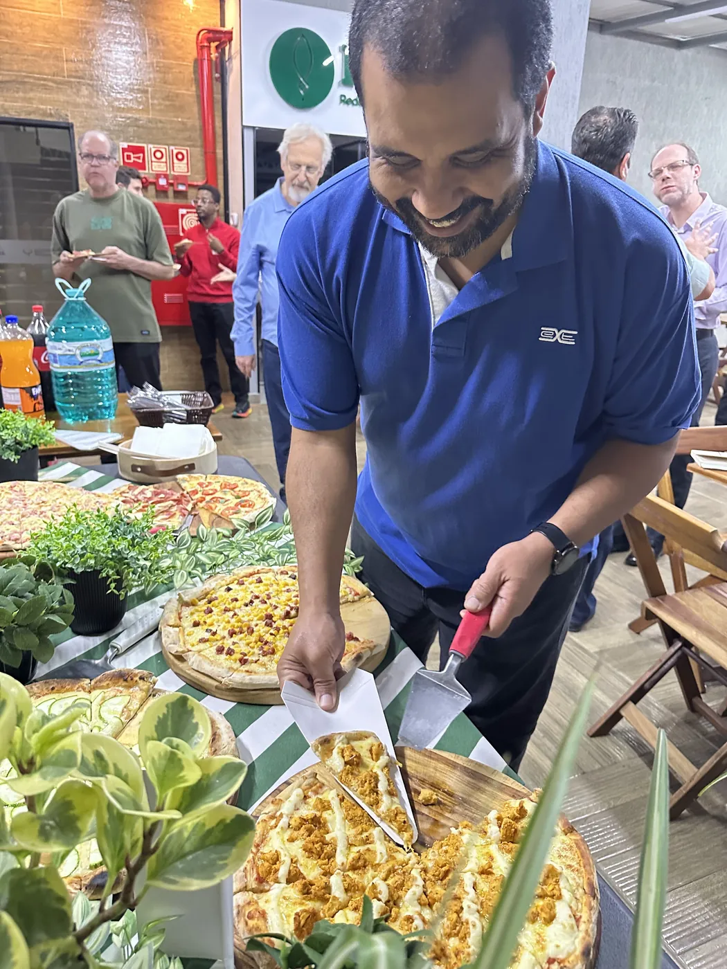 Colaborador se servindo na estação de pizza