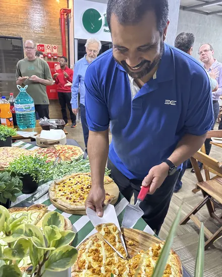 Colaborador se servindo na estação de pizza