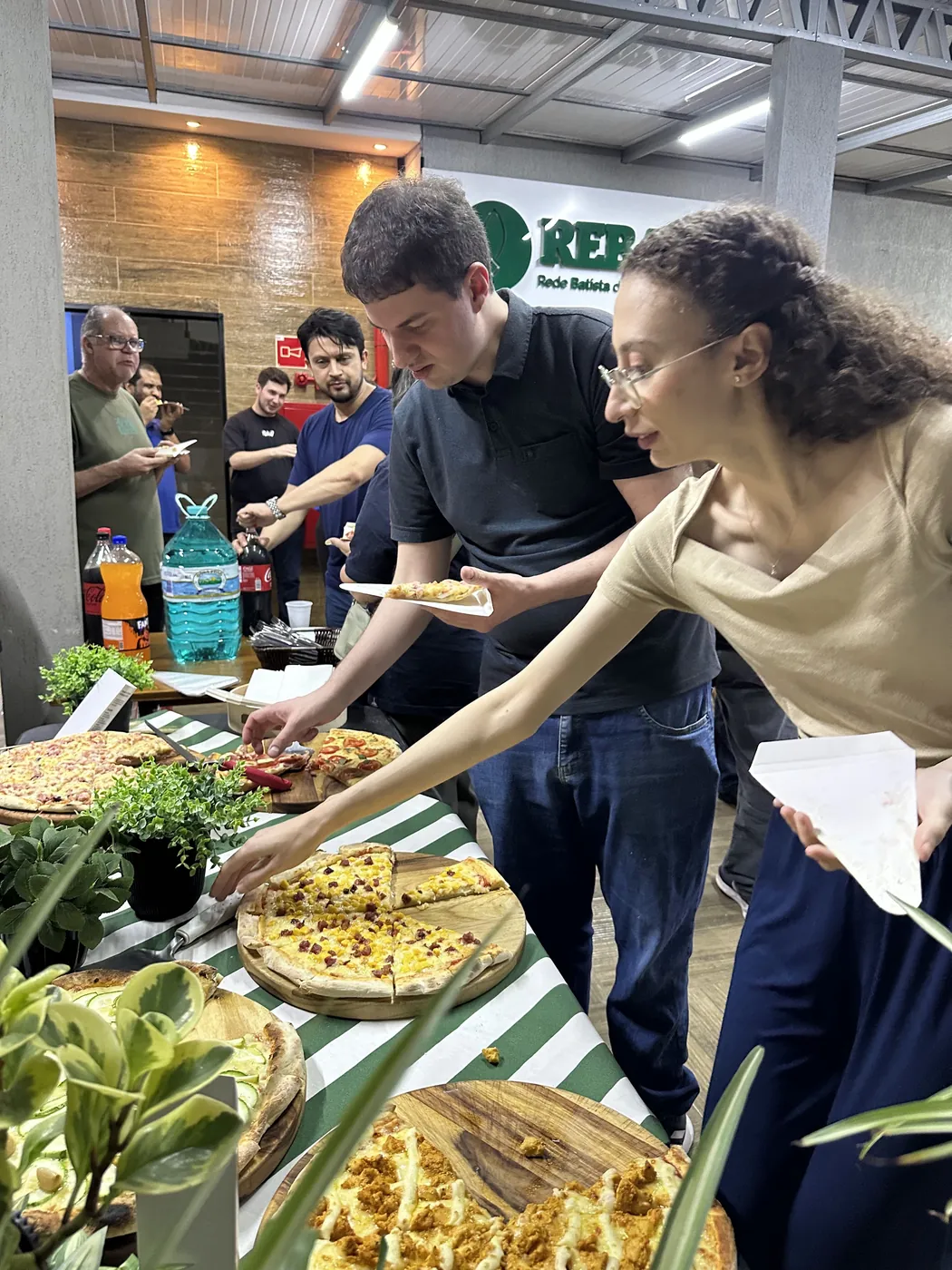 Colaboradores se servindo durante a confraternização
