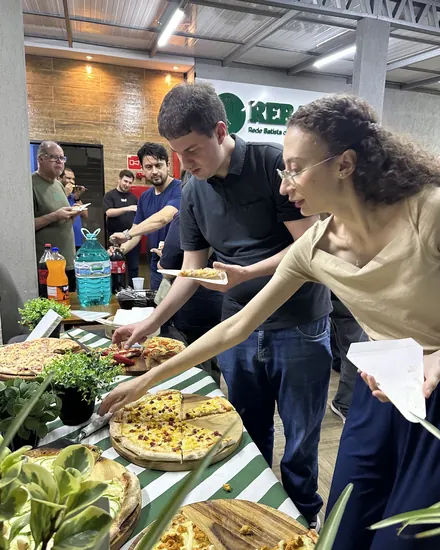 Colaboradores se servindo durante a confraternização