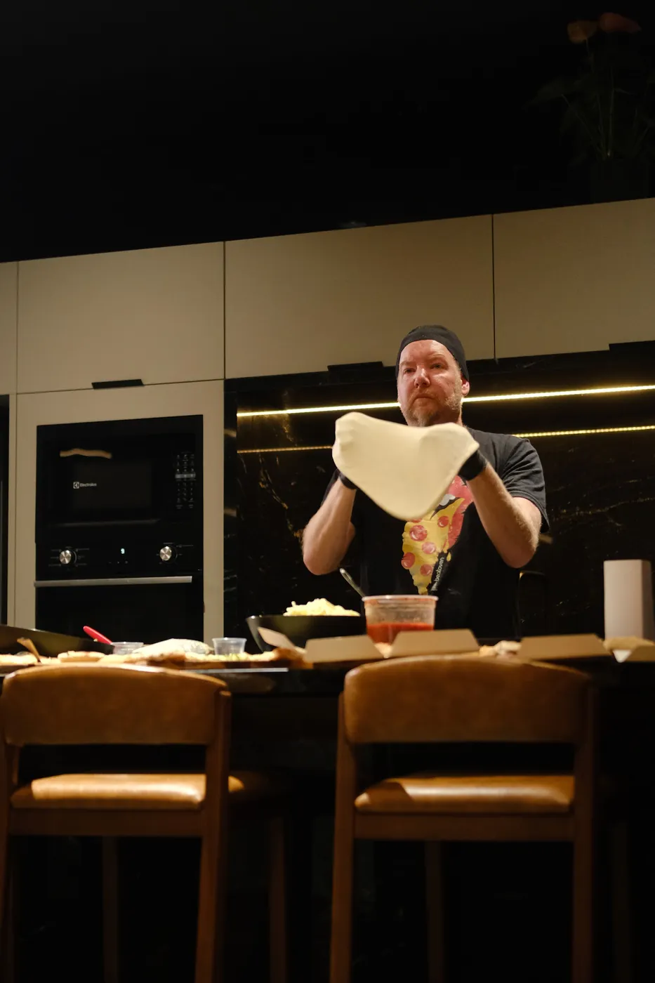 Pizzaiolo da BeatOven girando a massa no ar durante um evento
