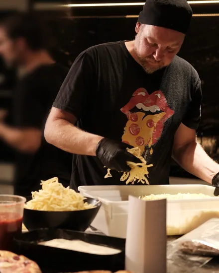 Bancada com os ingredientes separados para o rodízio de pizza
