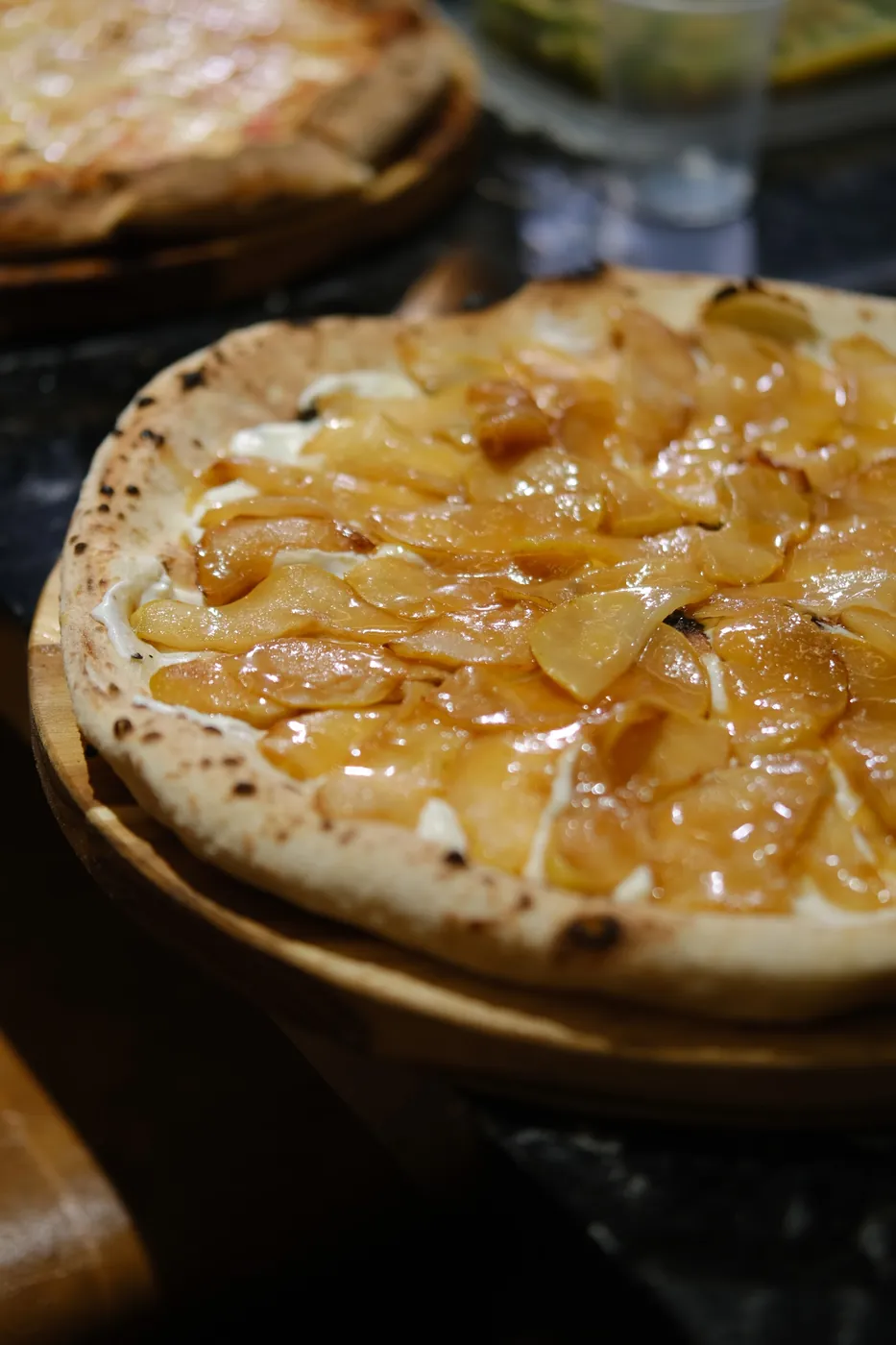 Pizza recém-assada na tábua de madeira, na bancada montada no evento