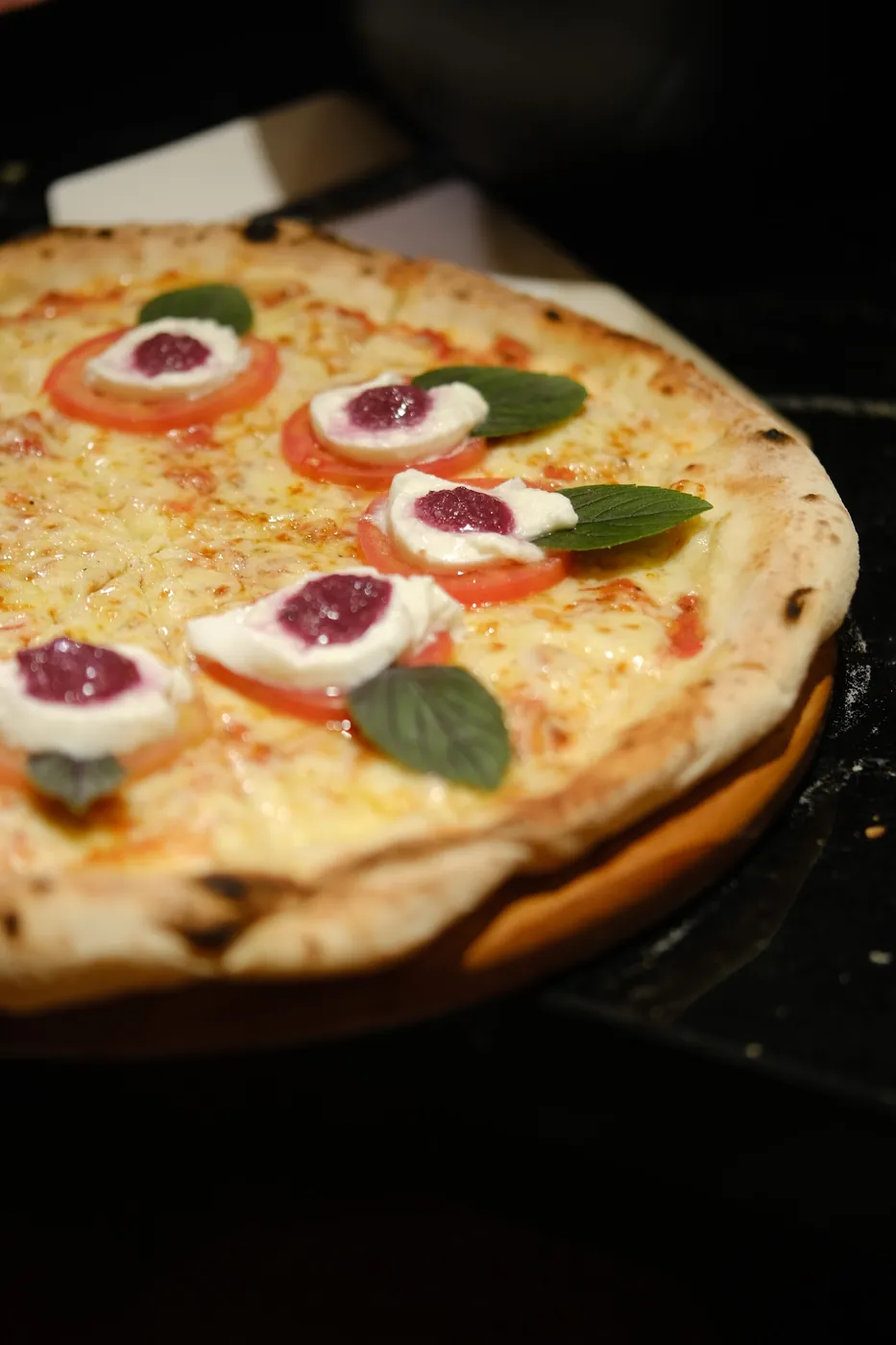 Pizza saindo do forno na frente dos convidados