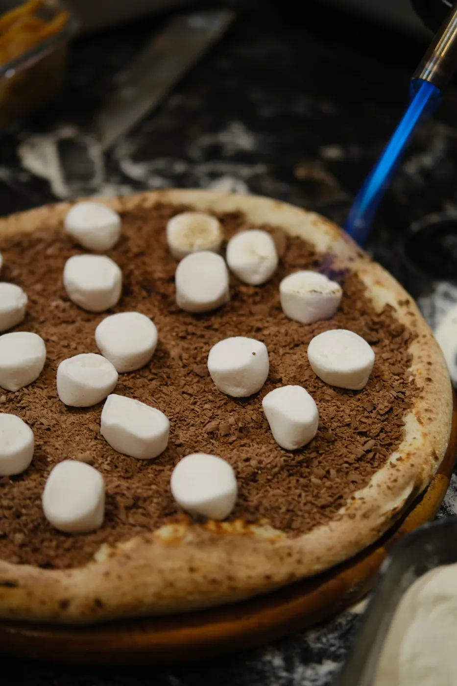 Pizza doce de chocolate finalizada na hora