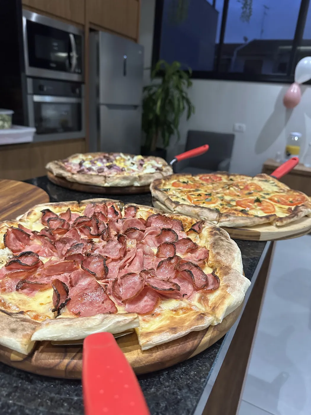 Pizzas na bancada durante a experiência Mini Chef