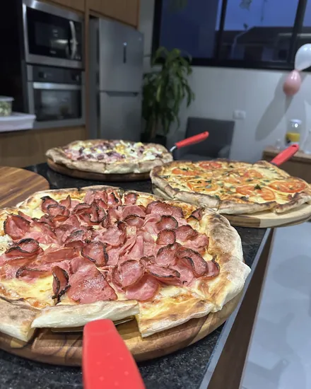 Pizzas na bancada durante a experiência Mini Chef