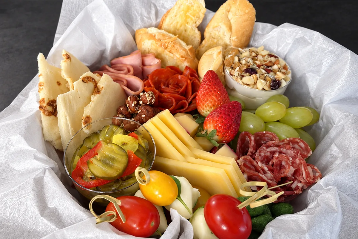 Tábua de frios com queijos, salame, tomates e conservas