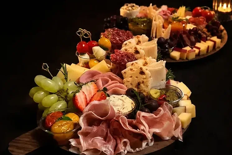 Tábuas de frios Signature com parma, queijos, frutas e pães