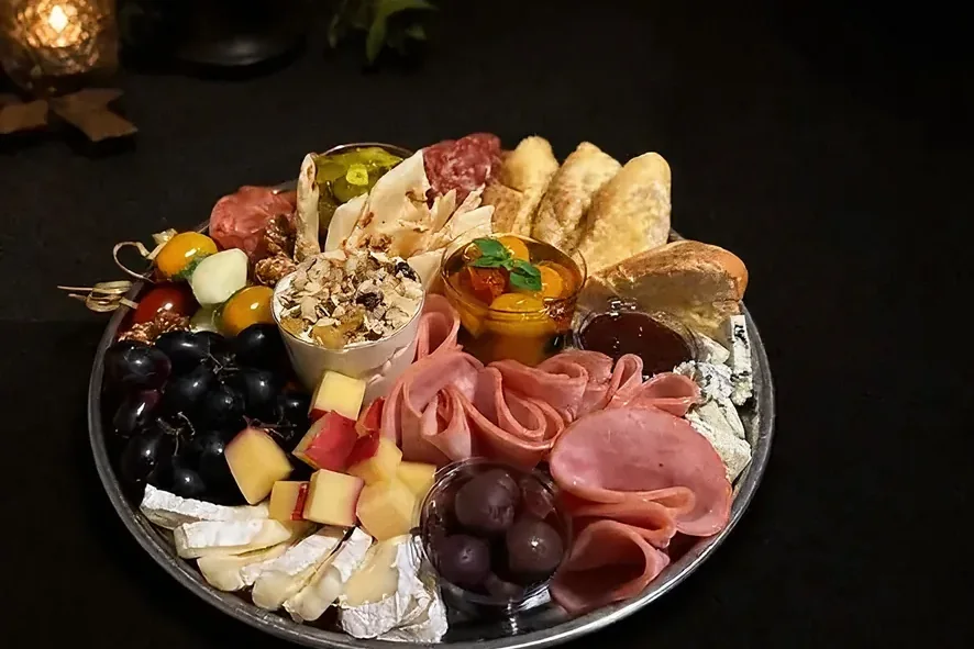 Tábua de frios tradicional com salame, lombinho, queijos, uvas e pães