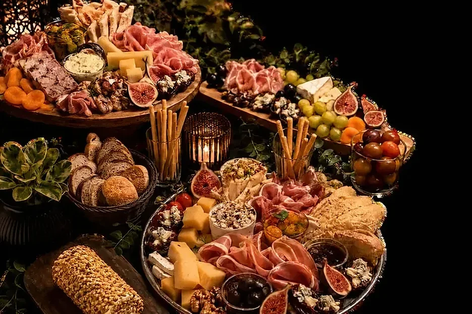 Mesa de frios Signature montada, com parma, figos e damascos