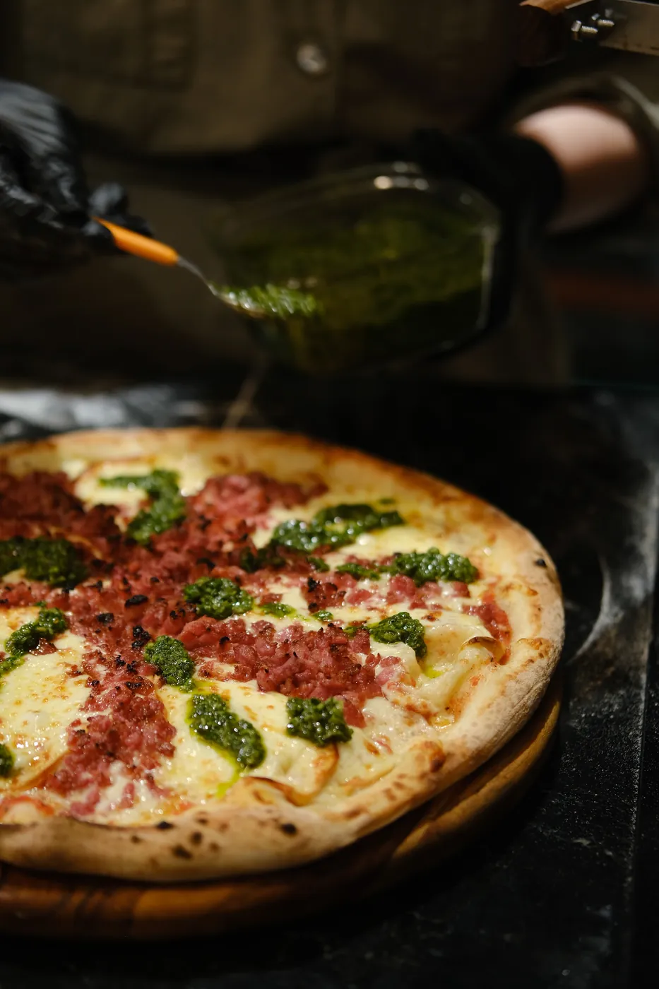 Pizza de calabresa com pesto na tábua