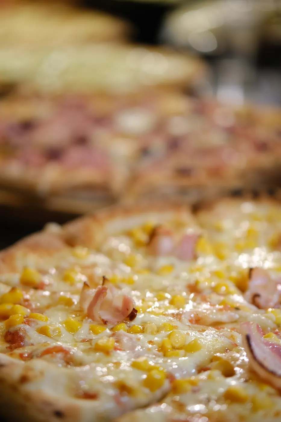 Pizza de milho com bacon saindo do forno