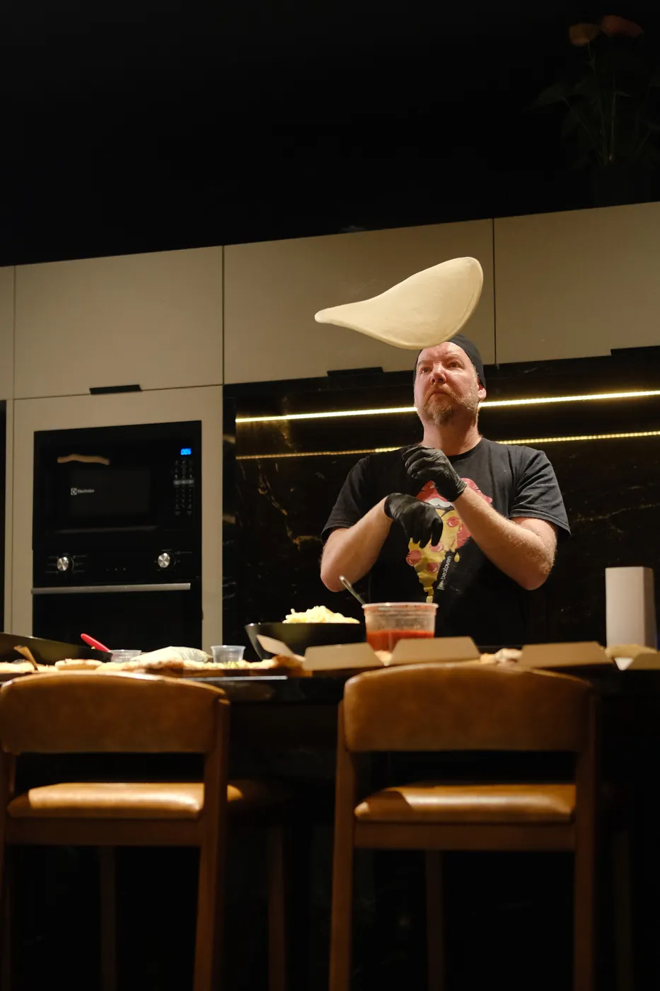 Pizzaiolo jogando a massa no ar durante o evento
