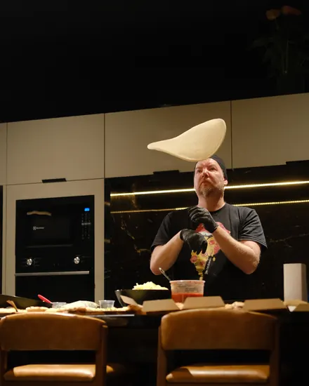 Pizzaiolo jogando a massa no ar durante o evento