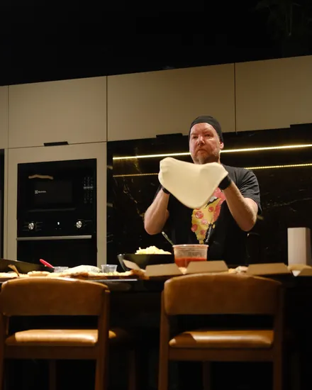 Pizzaiolo da BeatOven girando a massa no ar durante um evento