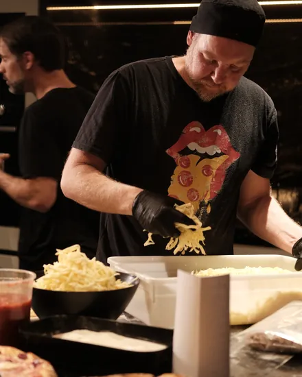 Bancada com os ingredientes separados para o rodízio de pizza