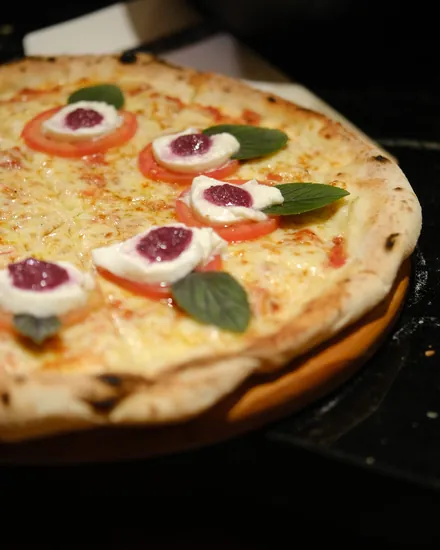 Pizza saindo do forno na frente dos convidados