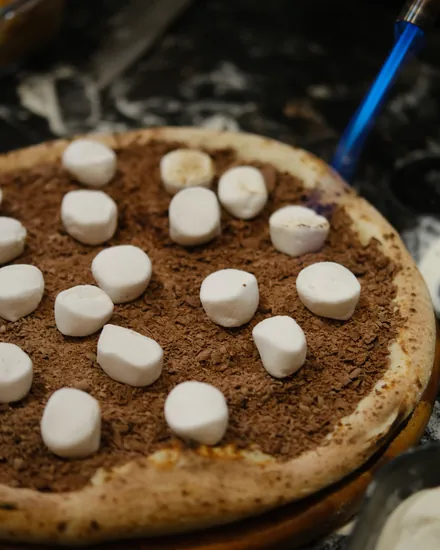 Pizza doce de chocolate finalizada na hora