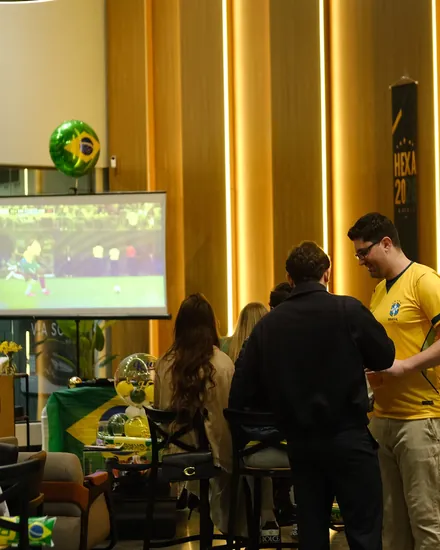 Convidados em volta da estação de pizza durante o evento