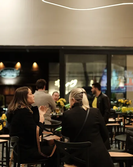 Convidados nas mesas durante um evento atendido pela BeatOven