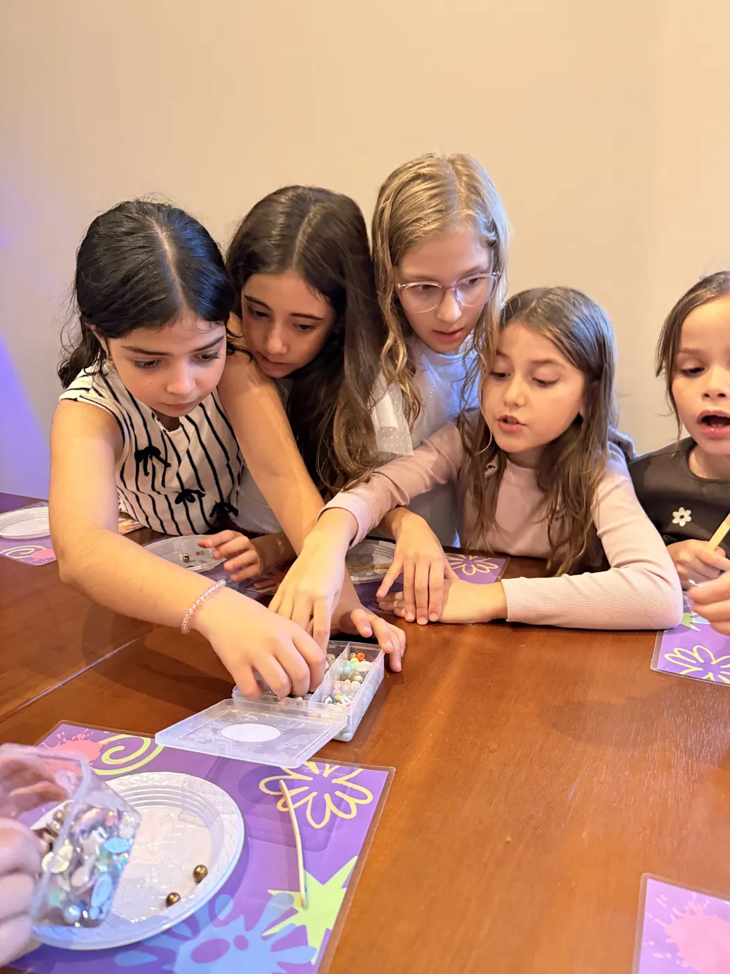 Meninas decorando a própria pizza doce no Mini Chef