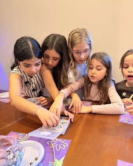 Meninas decorando a própria pizza doce no Mini Chef