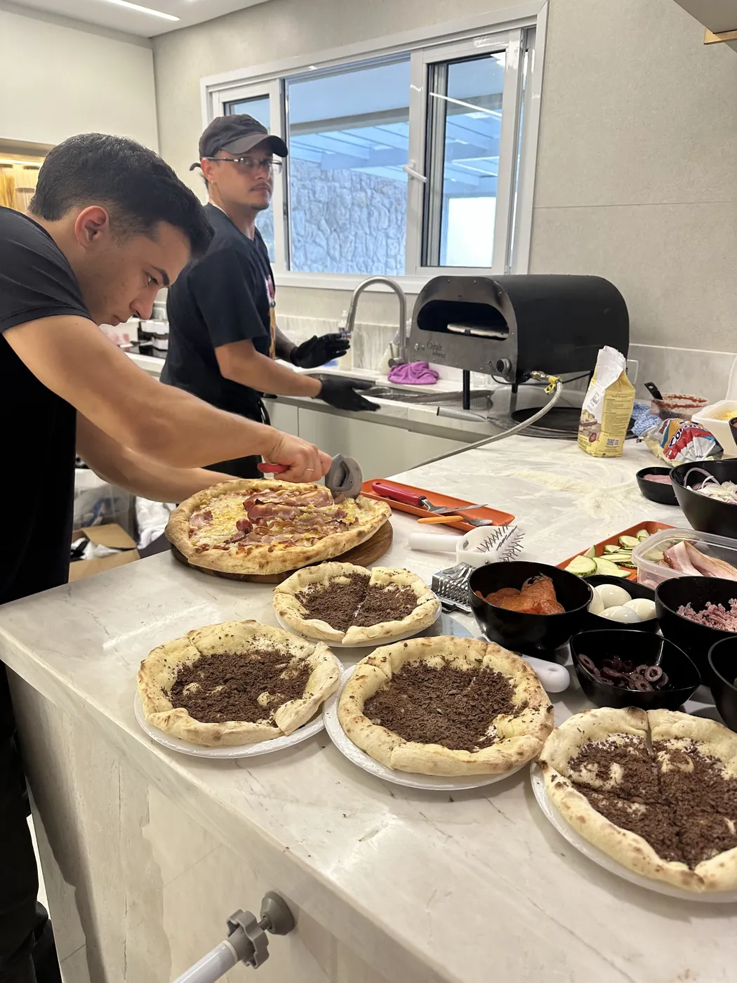 Pizzas doces de chocolate prontas para as crianças decorarem