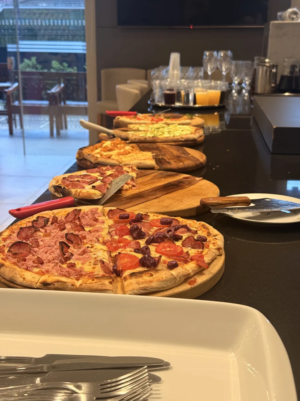 Pizzas prontas na bancada da festa