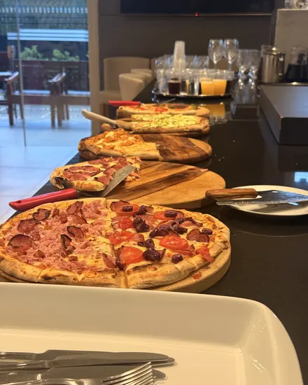 Pizzas prontas na bancada da festa