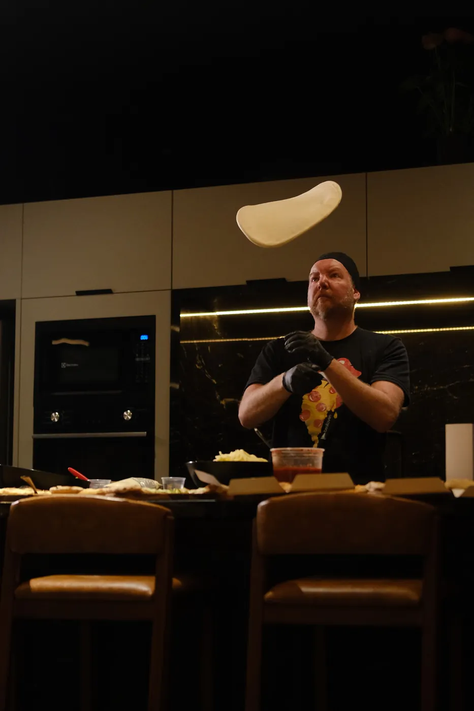 A massa no ar, na mão do pizzaiolo