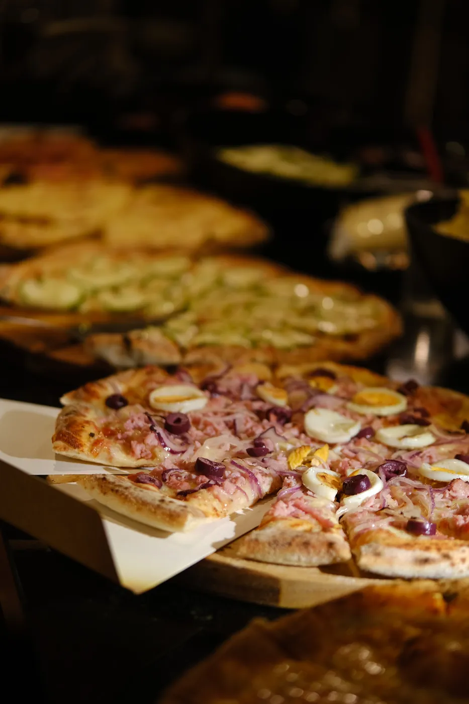 Pizza de chocolate com marshmallow pronta para servir