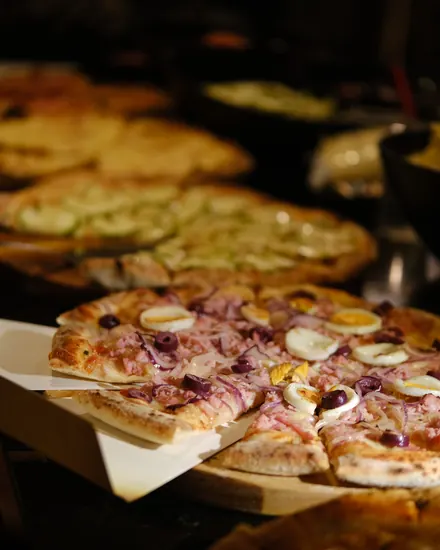 Pizzas saindo uma atrás da outra na bancada