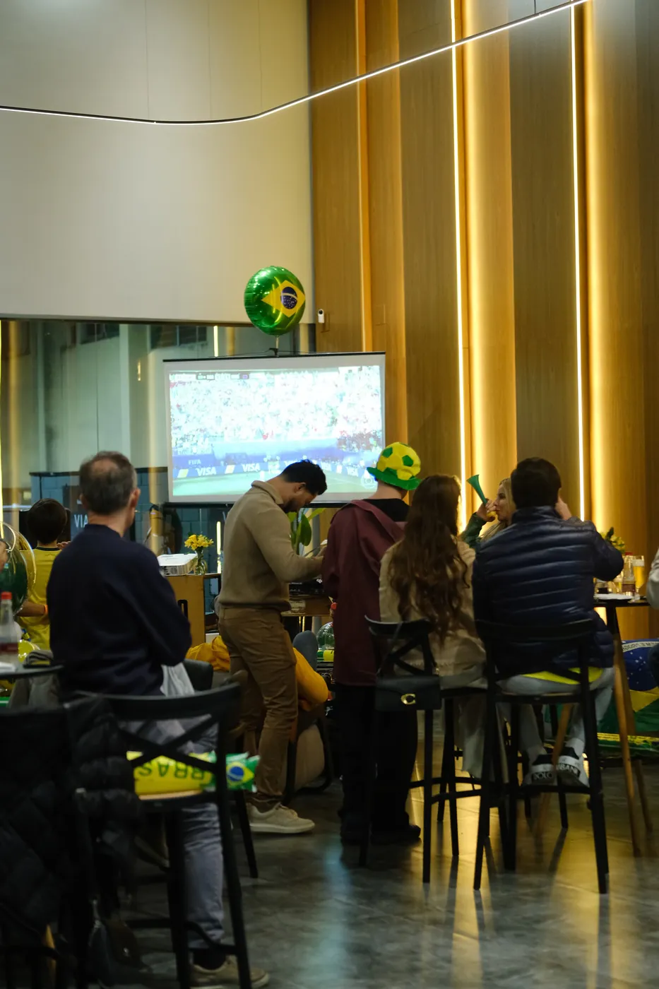 Convidados em volta da estação de pizza durante o evento