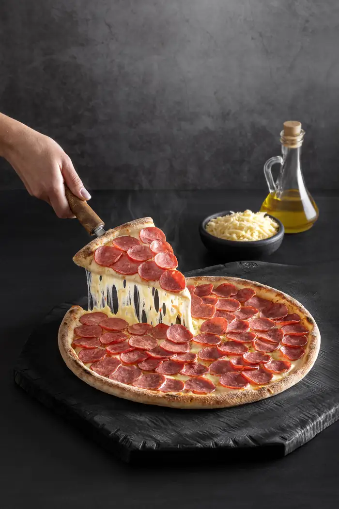 Pizza de pepperoni saindo do forno