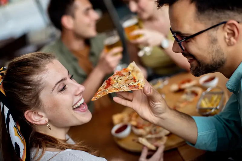 Convidados se servindo em aniversário