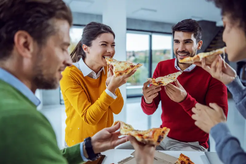 Confraternização corporativa com pizza