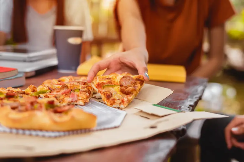 Pizza servida em formatura