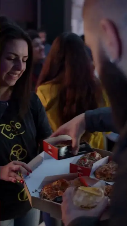Convidados comendo pizza durante um evento da BeatOven